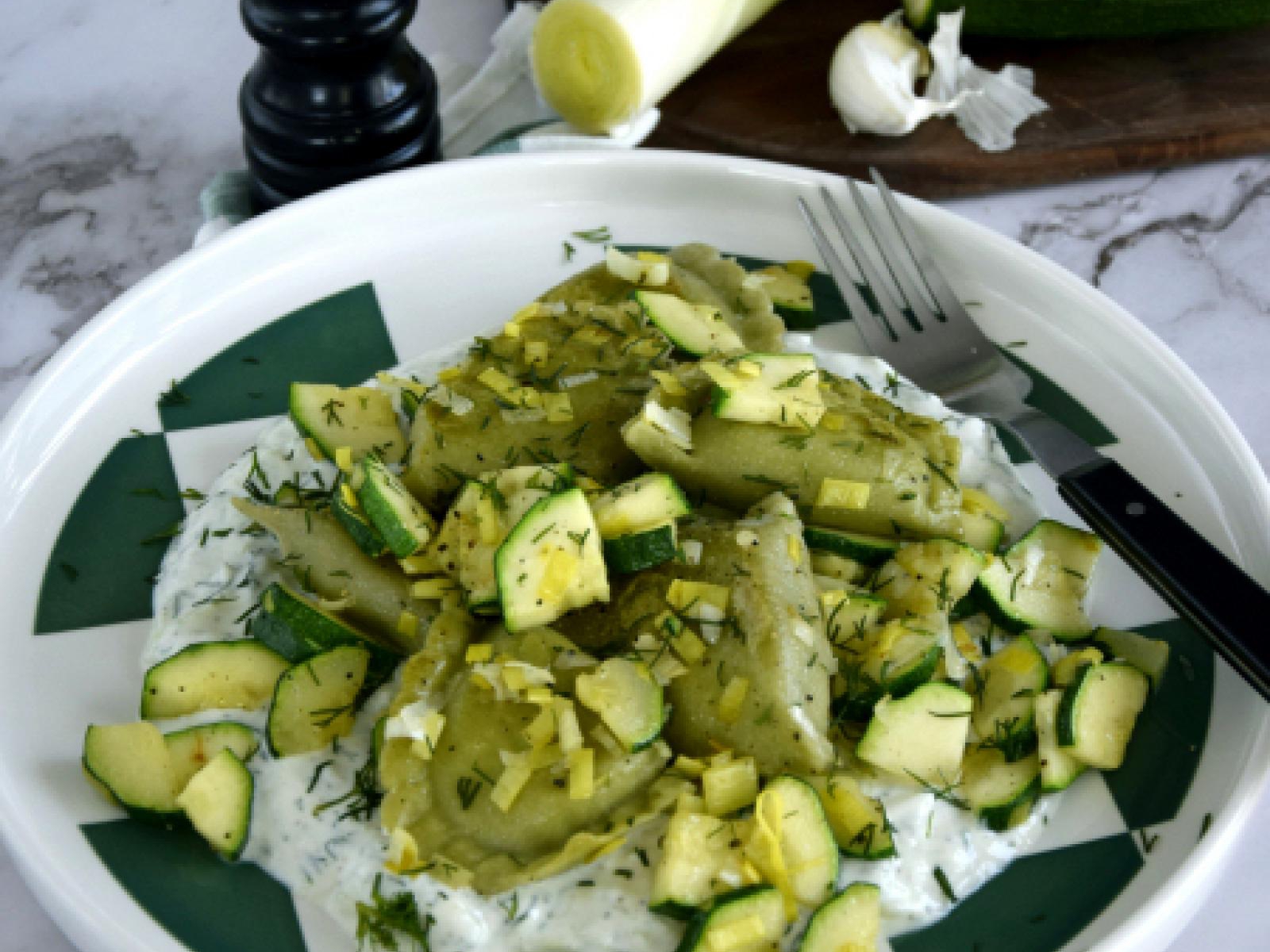 Gotowe pierogi z warzywami i kremowymi tzatzikami