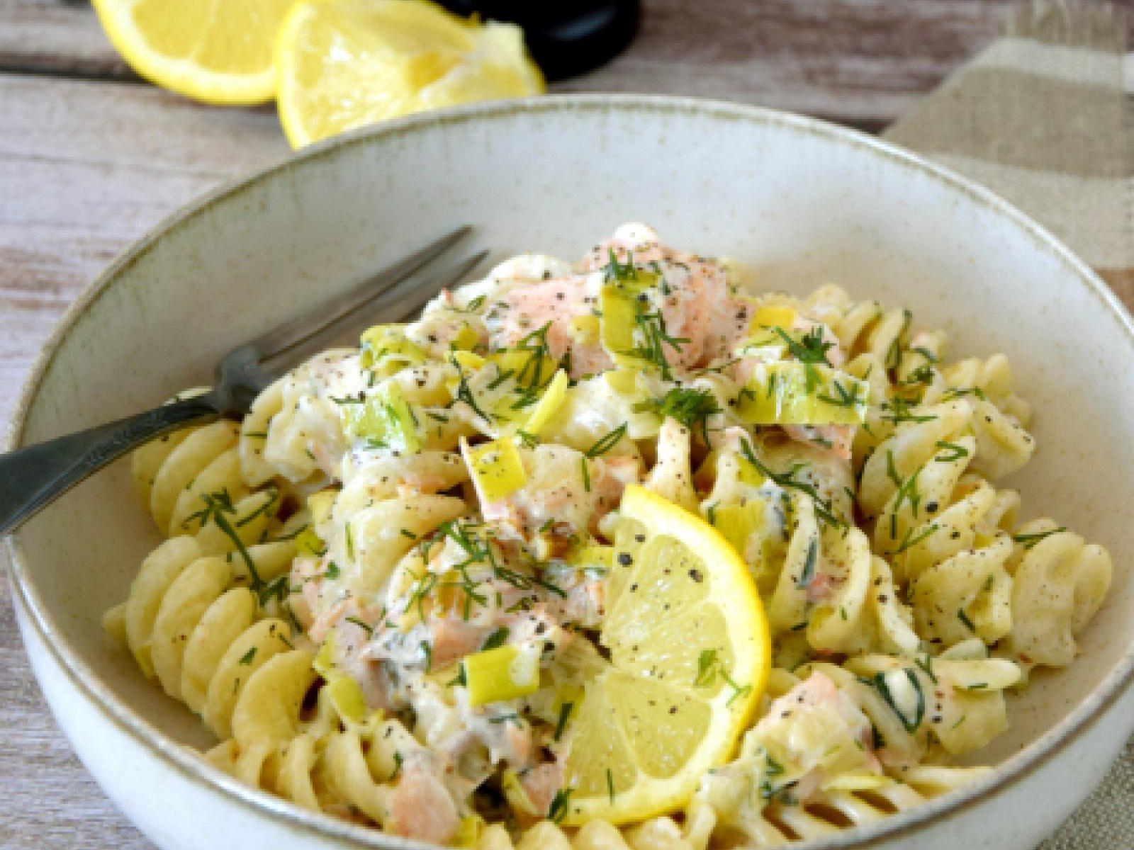 Makaron z porem i łososiem