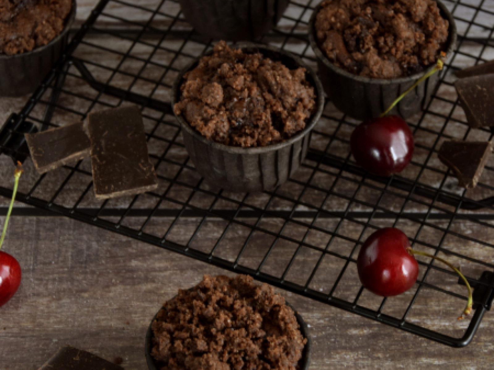 Czekoladowe muffinki z czereśniami i kruszonką
