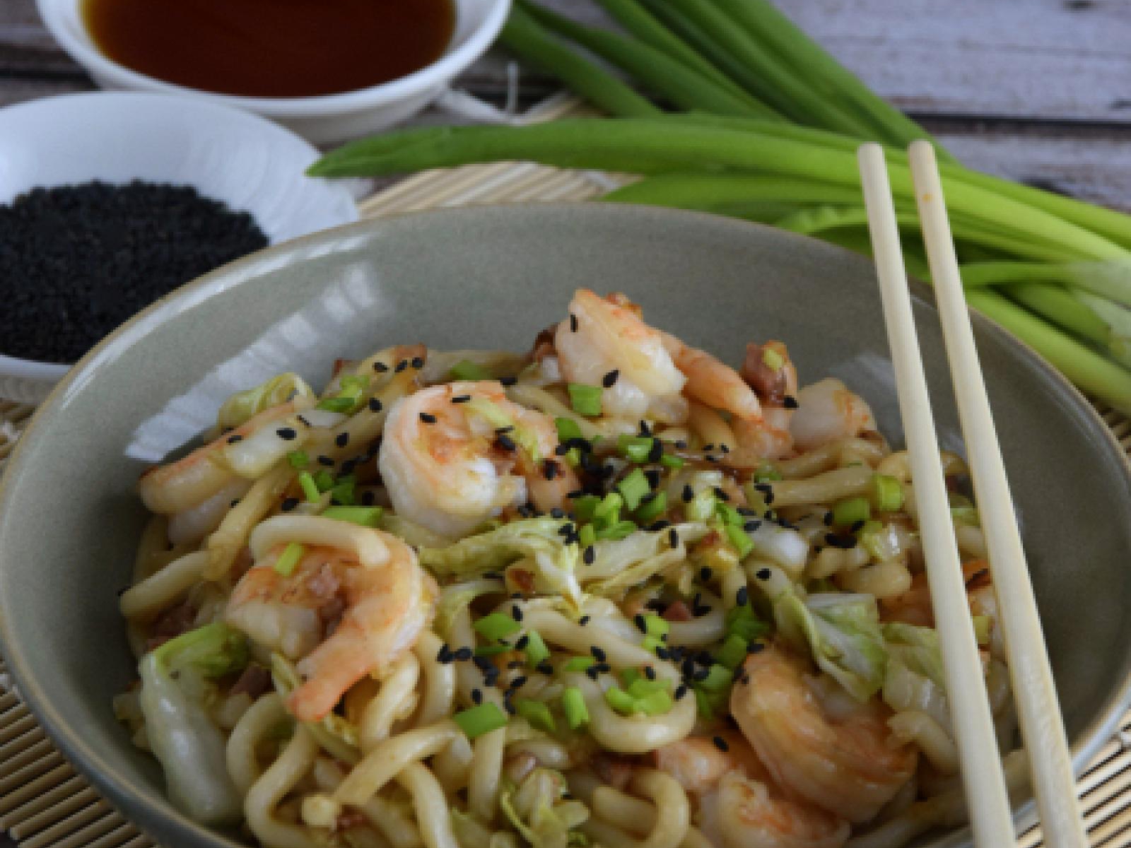 Udon z krewetkami i chrupiącym boczkiem w sosie hoisin