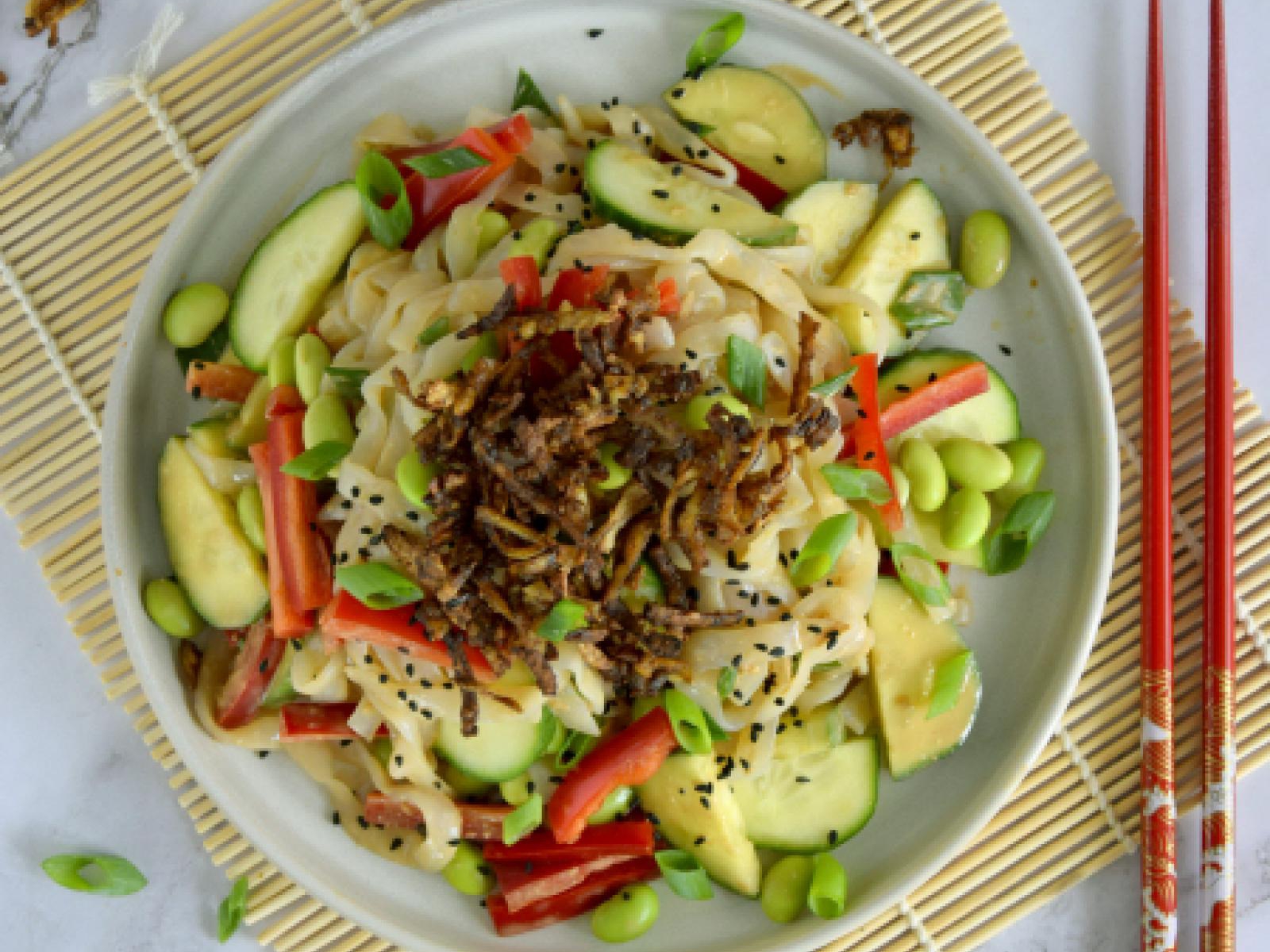Azjatycka sałatka z makaronem, edamame i chrupiącym tofu