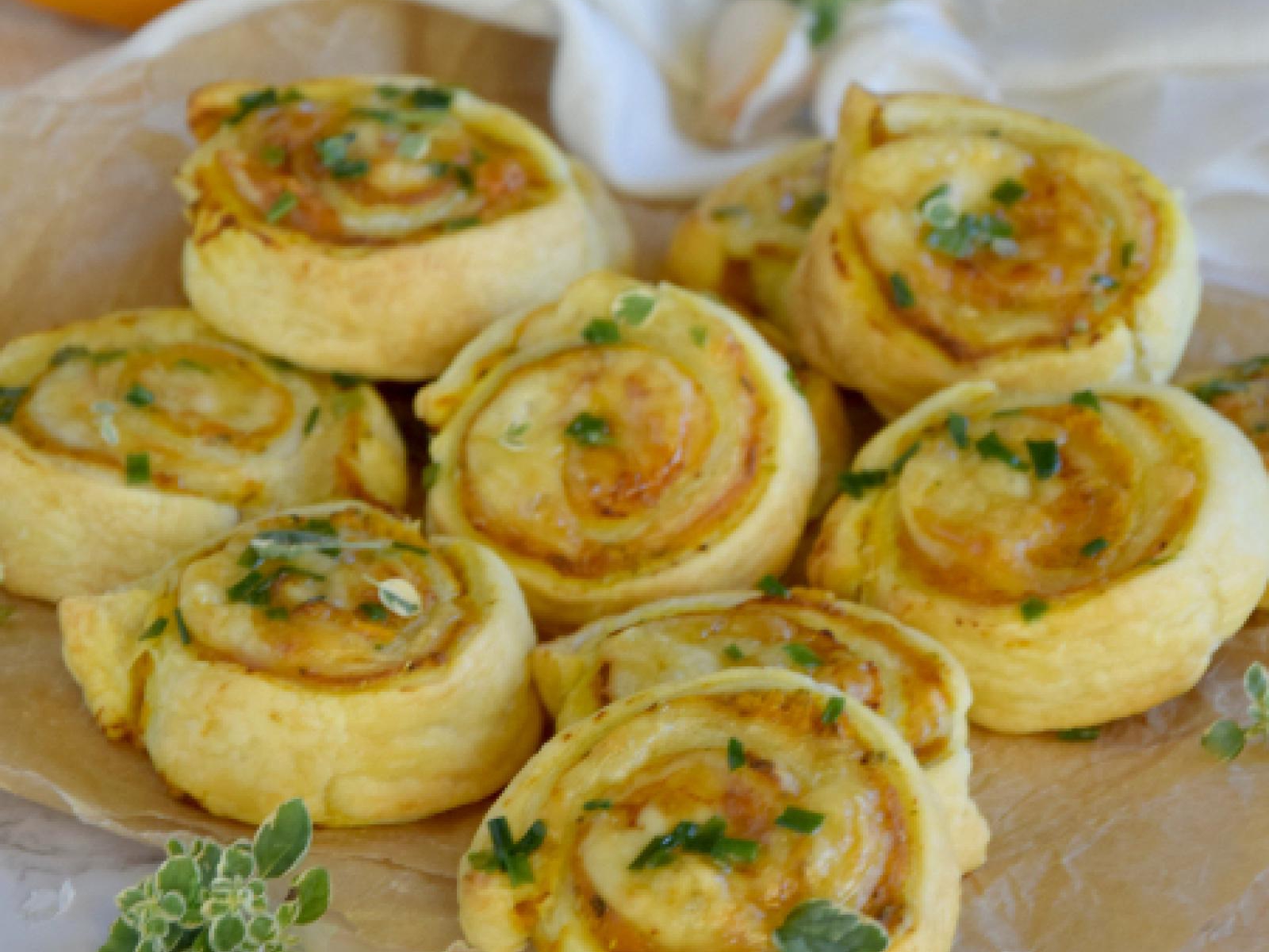 Dyniowe ślimaczki z ciasta francuskiego z szynką i serem