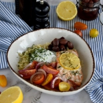 Grecki bowl z łososiem