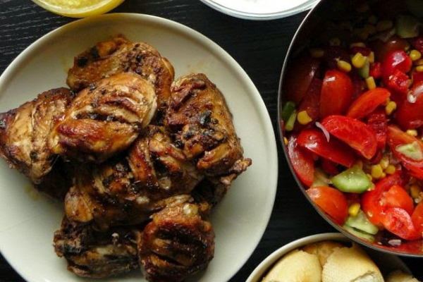 Kurczak na sposób grecki z sosem tzatziki i sałatką