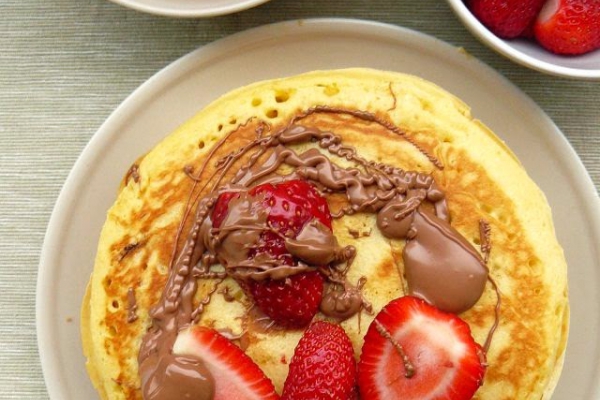 Pancakes z czekoladą i truskawkami