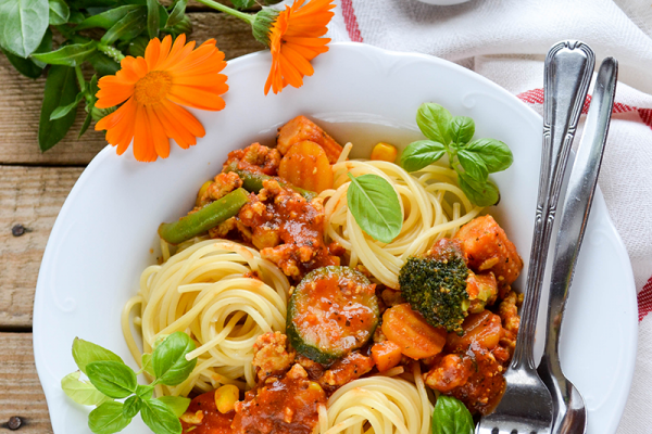 Spaghetti z sosem mięsno - warzywnym