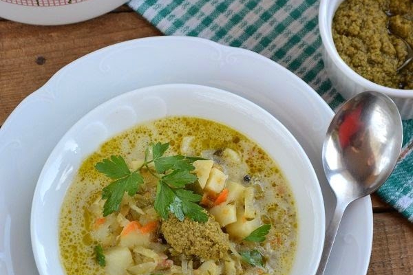 Zupa ogórkowa z pesto bazyliowym