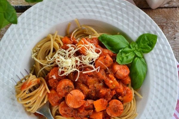 Spaghetti pełnoziarniste z sosem pomidorowo-dyniowym i parówkami