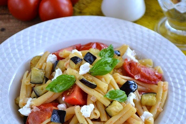 Makaron Casarecce z bakłażanem, pomidorkami cherry, bazylią i ricottą