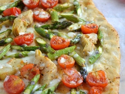Wiosenna pizza z zielonymi szparagami, karczochami i pomidorkami