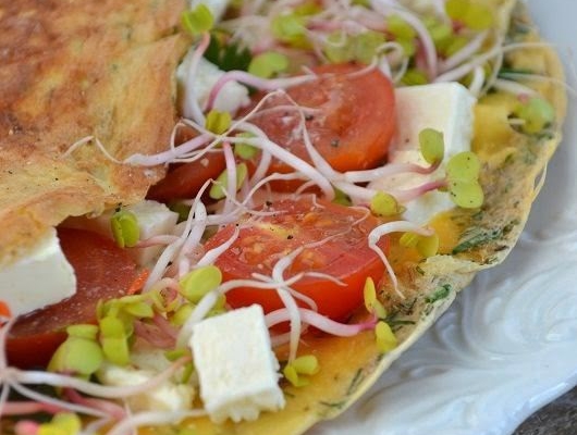 Omlet ziołowy z serem greckim, pomidorkami i kiełkami rzodkiewki
