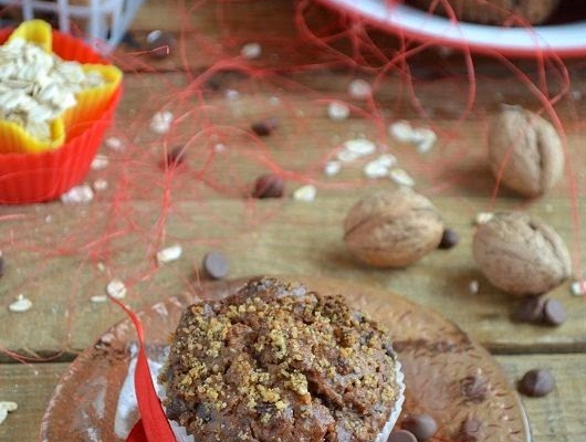 Pełnoziarniste muffiny orzechowe z płatkami owsianymi i czekoladą