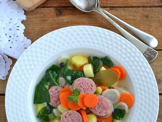 Prosta zupa warzywna ze szpinakiem i białą kiełbasą