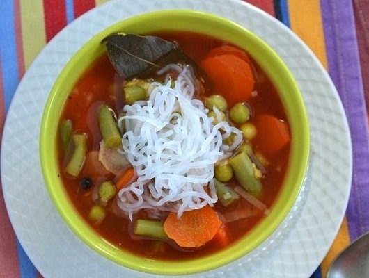 Zupa pomidorowa z warzywami i makaronem z mąki Konjac