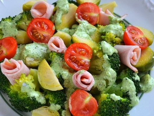 Sałatka z brokułów i brukselki z zielonym sosem szpinakowym