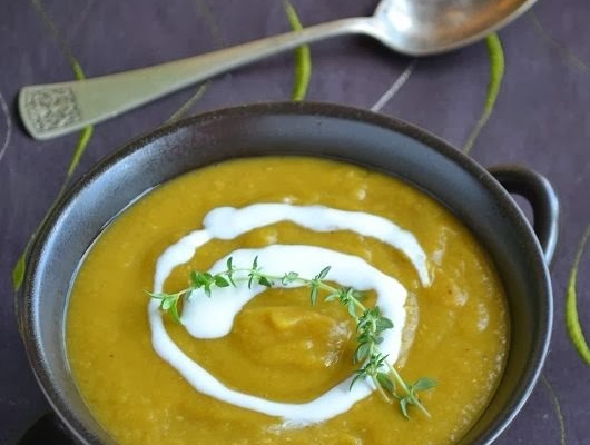 Zupa curry z dyni i czerwonej soczewicy