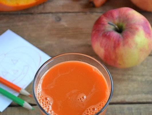 Świeży sok z marchewki z dynią i jabłkiem