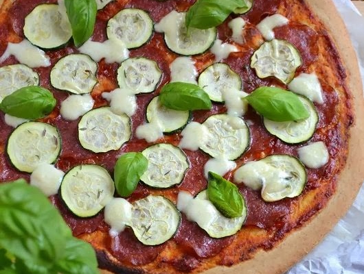 Pełnoziarnista pizza z cukinią, salami i mozzarellą