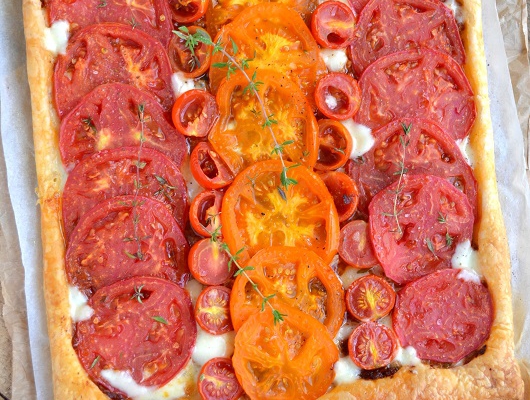 Tarta z pomidorami, prostym pomidorowym pesto i mozzarellą