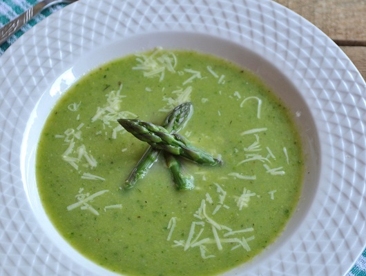 Zielona zupa krem ze szparagów i cukinii