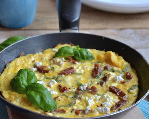 Omlet z twarogiem, suszonymi pomidorami i bazylią