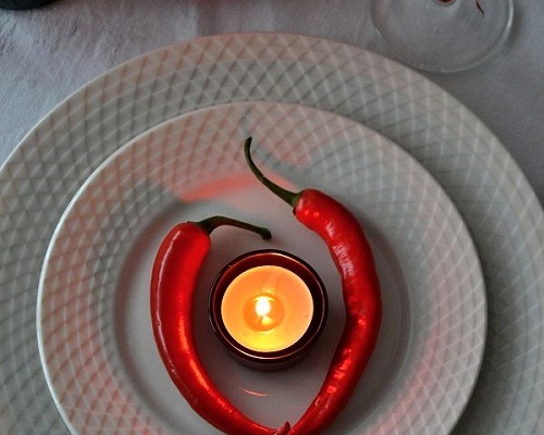 Walentynkowe nakrycie stołu dla dwojga - serce z pepperoni