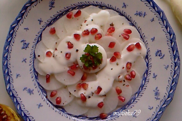 Sałatka z białej rzodkwi z granatem i jogurtem