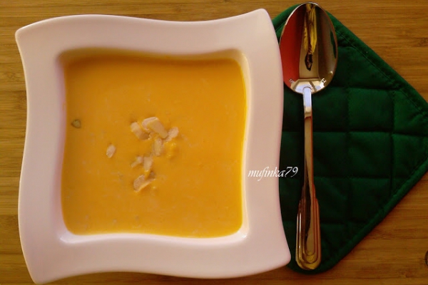 Zupa mleczna z dyni z migdałami i zacierkami