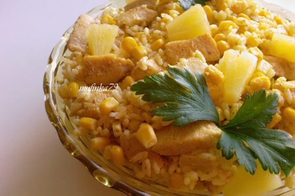 Sałatka curry z kurczakiem, ananasem i ryżem