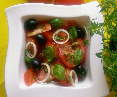 Sałatka z pomidorów, oliwek i kaparów