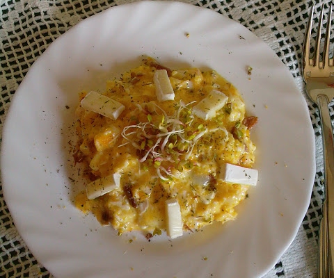 Jajecznica z serem camembert i kiełkami rzodkiewki