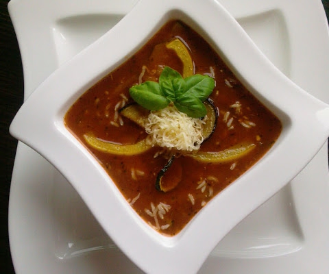 Toskańska zupa pomidorowa z bakłażanem, cukinią i papryką