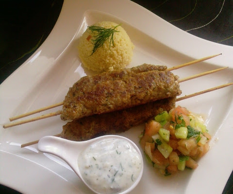 Seekh kebab z kuskusem i sałatką
