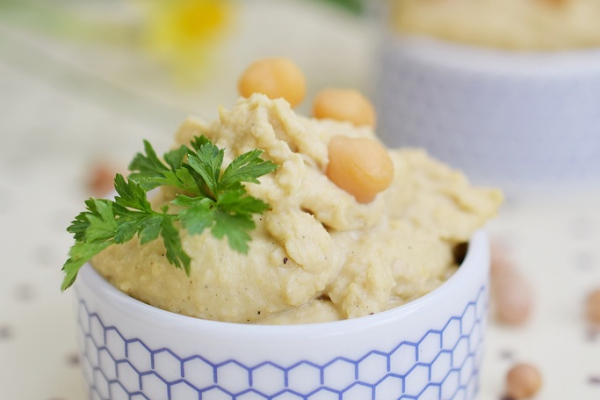 Hummus z czosnkiem