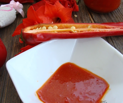 Ostry domowy ketchup z papryki i chili