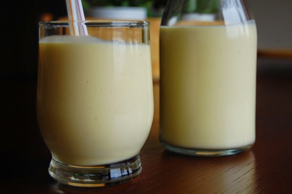 Lassi - jogurtowy napój z mango i kardamonem