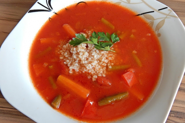 Zupa pomidorowa z fasolką szparagową, papryką i kaszą jęczmienną