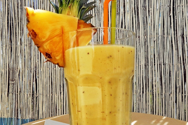 Koktajl egzotyczny z ananasem i mango