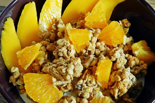 Granola z mango i pomarańczami
