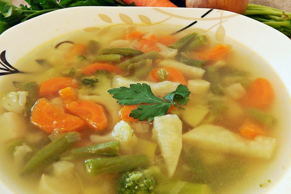 Zupa jarzynowa z brokułami, kalafiorem, fasolką szparagową i marchewką