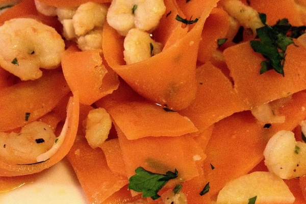 Krewetki z marchewkowym pappardelle w cytrynowym sosie