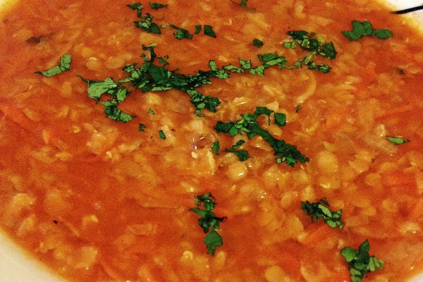Zupa z czerwonej soczewicy z kolendrą