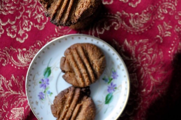 Bezglutenowe czekoladowo-cynamonowe ciasteczka z mąki migdałowo-kokosowej