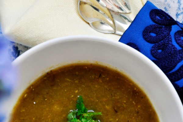 Pikantna i słoneczna wegańska zupa