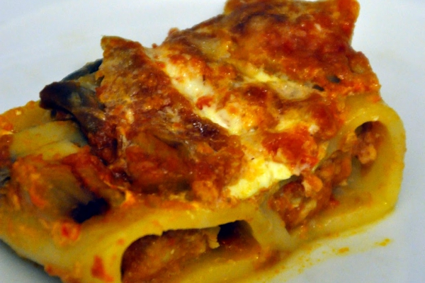 Paccheri faszerowane mięsem w sosie pomidorowym /// Paccheri with meat in a tomato sauce