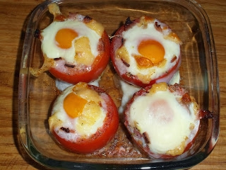 Sadzone jajka w pomidorach.
