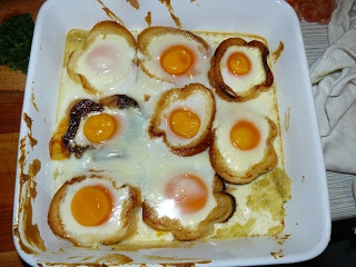 33. Pyszne jajka zapiekane w śmietanie.