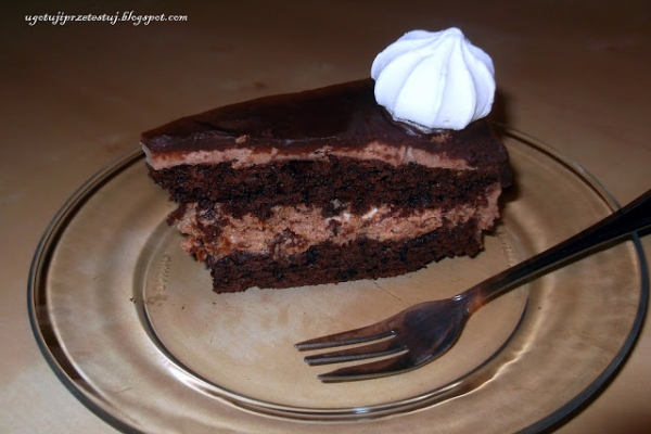 Tort czekoladowy z pijaną śliwką