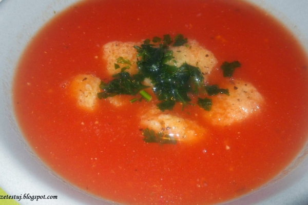 Zupa pomidorowa a la Krwawa Mery z bazyliowymi grzankami