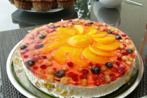 Lekki tort owocowy na zimno - mleczna pianka z galaretką (bez glutenu i jajek)